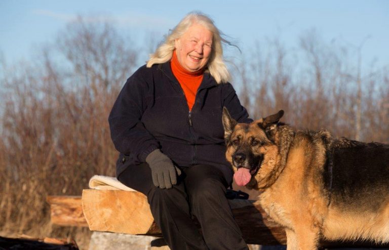Turid Rugaas ist die berühmte Hundetrainerin, die 30 Beschwichtigungssignale der Hunde entdeckte.