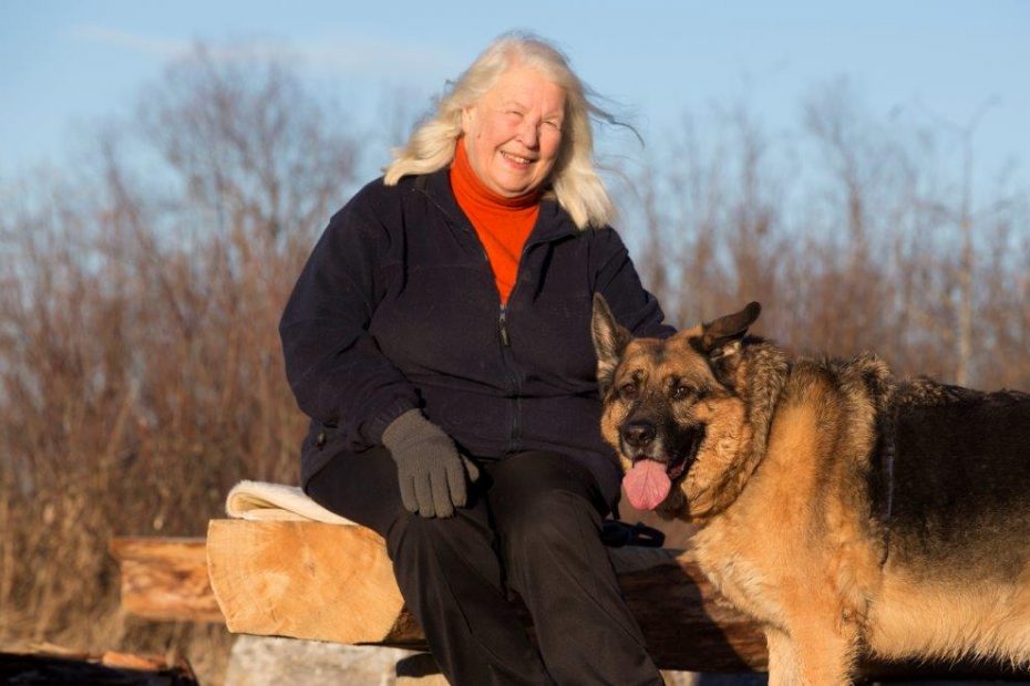 Turid Rugaas ist die berühmte Hundetrainerin, die 30 Beschwichtigungssignale der Hunde entdeckte.